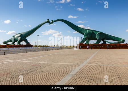Erenhot, der Inneren Mongolei, China - 23. September 2018: Zwei grüne küssen Dinosaurier. Statuen von zwei Dinosaurier, die sich auf beiden Seiten der Straße in der Nähe der Stockfoto