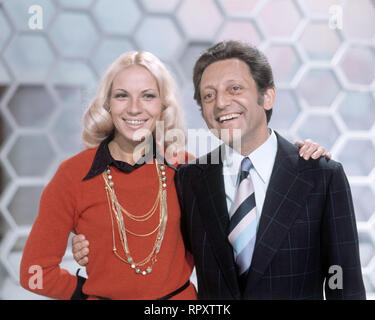DALLI DALLI Rate-Quiz 'Dalli Dalli" mit Hans Rosenthal und Assistentin MONICA SUNDERMANN, 70er Jahre. United Archives/Kpa/Grimm 2579 Stockfoto