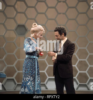 DALLI DALLI - Assistentin Monika SUNDERMANN und Hans Rosenthal in "dalli dalli" (1974) Grimm 667 1974 Stockfoto