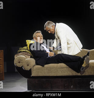 Showmaster PETER FRANKENFELD und als Gast Joachim Fuchsberger bei einer Sketcheinlage in der ZDF-Show: Musik ist Trumpf, Sendung vom 28. August 1977. Stockfoto