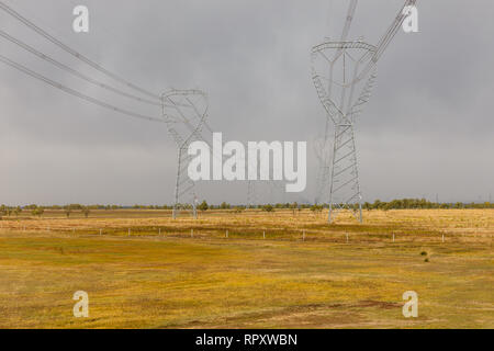 Hochspannungs-Towers. Typische industrielle Landschaft. Hohe Spannung des elektrischen Getriebes Turm Energie Pylon Stockfoto