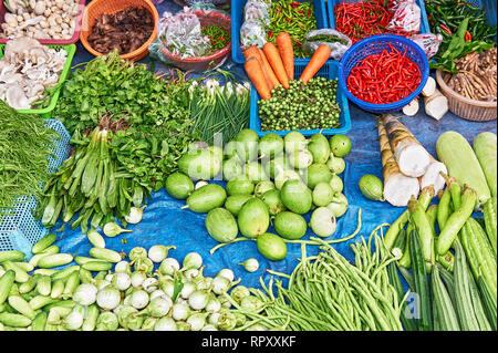 Close-up eine große Auswahl an verschiedenen frischen Gemüse, Wurzeln, Kräutern und Pilzen an einem am Klong Toey Market in Bangkok, Thailand stall präsentiert Stockfoto