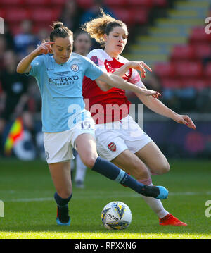 Von Manchester City Caroline Weir (links) und Vieh Arsenal" für die Kugel während der FA Frauen Continental Cup Endrunde an der Bramall Lane, Sheffield. Stockfoto