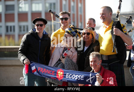 Schottland Fans halten ein Schal während der Guinness sechs Nationen Match im Stade de France, Paris. Stockfoto