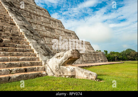 El Castillo oder Tempel der Kukulkan Pyramide, Chichen Itza, Yucatan, Mexiko Stockfoto