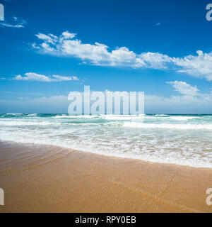 Gelb Sand Strand, dem Meer und den tiefblauen Himmel. Stockfoto