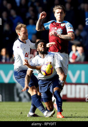 Tottenham Hotspur Christian Eriksen (links) und Danny Rose (Mitte) Kampf um den Ball mit Burnley von Jeff Hendrick während der Premier League Spiel im Turf Moor, Burnley. Stockfoto