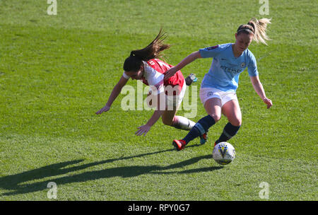 Von Arsenal Lisa Evans (links) und Manchester City Keira Walsh Kampf um den Ball während der FA Frauen Continental Cup Endrunde an der Bramall Lane, Sheffield. Stockfoto