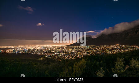 Kapstadt, Südafrika bei Nacht, Blick vom Signal Hill Stockfoto