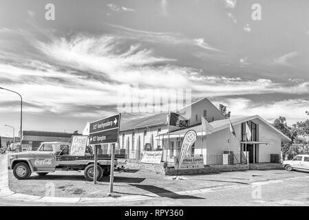 CALVINIA, SÜDAFRIKA, 30. AUGUST 2018: Halle der Niederländischen Reformierten Kirche in Calvinia in der Northern Cape Provinz. Ein Vintage Pick-up Truck i Stockfoto