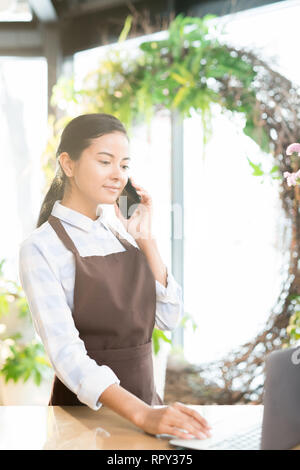 Blumengeschäft am Telefon Stockfoto