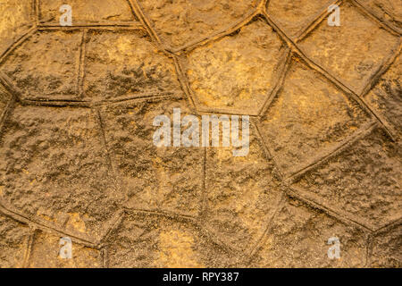 Polygonale grobe braun und ocker Zement Wand Textur Hintergrund Stockfoto
