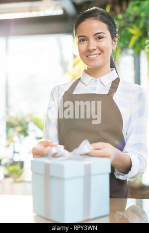 Fröhliche Verkäuferin Stockfoto