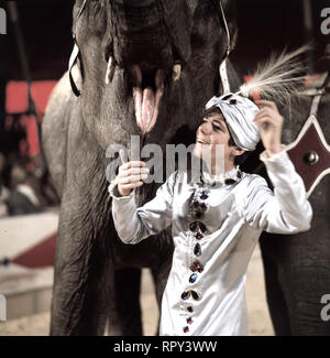 HEINTJE/HEINTJE (HEIN SIMONS), Eigentl. Hendrik Simons, Auftritt als Elefanten-Dompteur in der BR-Sendung: Stars in der Manege - aus dem circus-krone-Bau in München, 18. Januar 1969. /Überschrift: STARS IN DER MANEGE Stockfoto