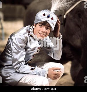 HEINTJE/HEINTJE (HEIN SIMONS), Eigentl. Hendrik Simons, Auftritt in der BR-Sendung: Stars in der Manege - aus dem circus-krone-Bau in München, 18. Januar 1969. /Überschrift: STARS IN DER MANEGE Stockfoto