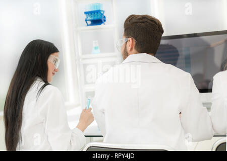 Gruppe von Wissenschaftlern, Biologen im Labor arbeiten. Stockfoto