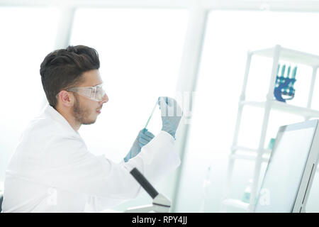 Bis zu schließen. Wissenschaftler mit einem medizinischen Rohr stehen im Labor Stockfoto