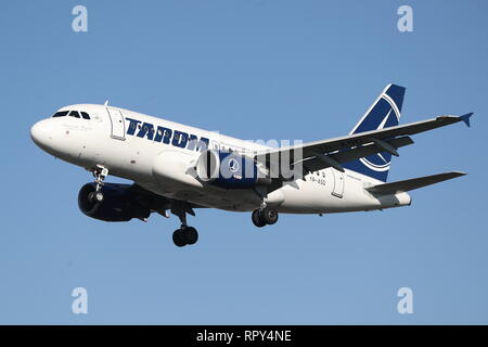 Die rumänische Tarom Airbus A318 YR-ASD Landung in London Heathrow Flughafen, Großbritannien Stockfoto