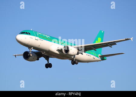 Aer Lingus Airbus A320 EI-GAM Landung in London Heathrow Flughafen, Großbritannien Stockfoto