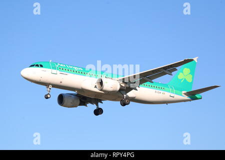 Aer Lingus Airbus A320 EI-DVK Landung in London Heathrow Flughafen, Großbritannien Stockfoto