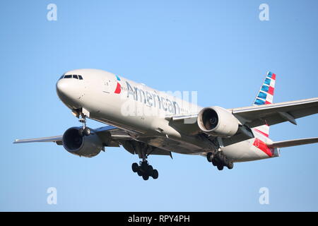 American Airlines Boeing 777 N 793 eine Landung in London Heathrow Flughafen, Großbritannien Stockfoto