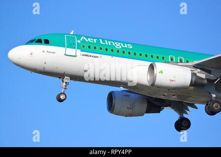 Aer Lingus Airbus A320 EI-DVG Landung in London Heathrow Flughafen, Großbritannien Stockfoto