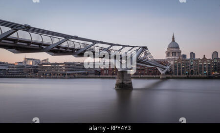 Farbfoto des Millennium Bridge und St. Paul's Cathedral. Stockfoto