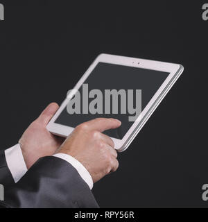 Ernsthafte Geschäftsmann bei Digital tablet Bildschirm schaut Stockfoto