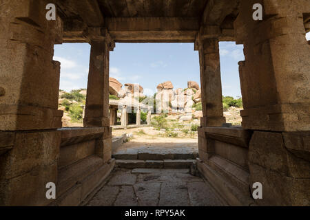 Eine typische Eingang zu einem Tempel oder solche mit einem von Säulen getragenen Dach unten Besucher zu kühlen. Stockfoto