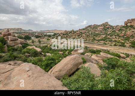 Ein Blick auf die Kurtisane Straße vom Felsbrocken von Hampi, ein kleiner Blick auf den majestätischen Fluss Tungabhadra können auch gesehen werden. Stockfoto
