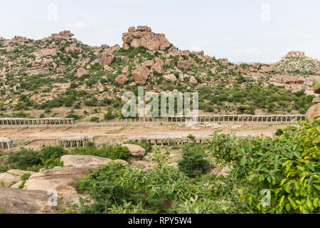 Ein Blick auf die Kurtisane Straße vom Felsbrocken von Hampi, ein kleiner Blick auf den majestätischen Fluss Tungabhadra können auch gesehen werden. Stockfoto