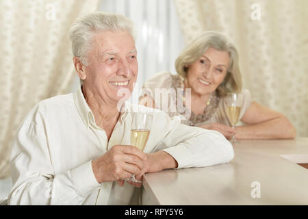 Portrait von Happy senior Paar zu Hause ausruhen Stockfoto
