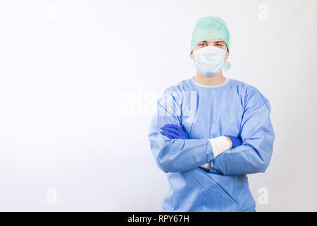 Chirurg Arzt in sterilen Handschuhen Vorbereitung für den Einsatz im Krankenhaus. Er trägt eine chirurgische Gap und blauem Kleid Stockfoto