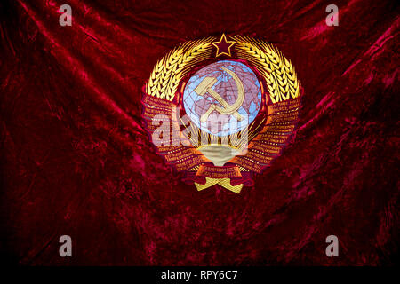 Nahaufnahme der Roten Fahne bestickt mit dem Emblem der Union der Sozialistischen Sowjetrepubliken Stockfoto