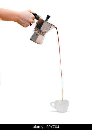 Gießen Espresso aus Silber moka Pot zu Porzellan Schale Stockfoto