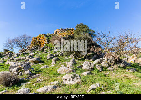 Bleibt der Nuraghe oder Festung aus der Bronzezeit an der Ausgrabungsstätte von Tamuli, Insel Sardinien, Italien Stockfoto