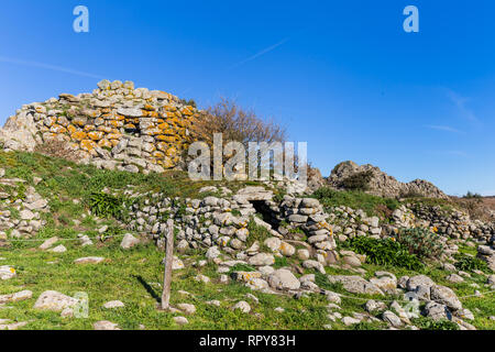 Bleibt der Nuraghe oder Festung aus der Bronzezeit an der Ausgrabungsstätte von Tamuli, Insel Sardinien, Italien Stockfoto