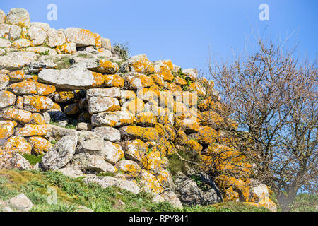 Bleibt der Nuraghe oder Festung aus der Bronzezeit an der Ausgrabungsstätte von Tamuli, Insel Sardinien, Italien Stockfoto