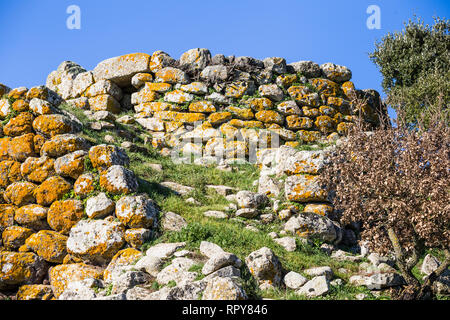 Bleibt der Nuraghe oder Festung aus der Bronzezeit an der Ausgrabungsstätte von Tamuli, Insel Sardinien, Italien Stockfoto