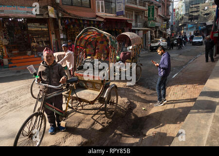 Nepal, Kathmandu, Thamel, Chaksibari Rn, Cycle rickshaw wallahs Warten auf Kunden Stockfoto