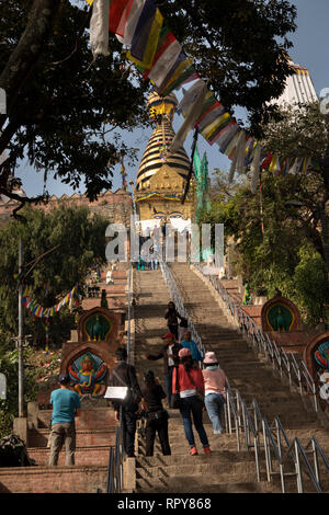 Nepal, Kathmandu, Swayambhunath Tempel, Besucher bewundern, die Schritte zu Golden Temple stupa oben gewölbte Unterseite Stockfoto