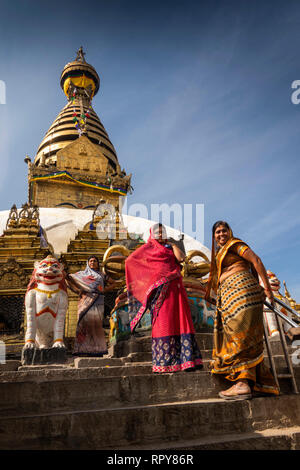 Nepal, Kathmandu, Swayambhunath Tempel, lokale Besucher tragen Saris an Swayambhu Stupa, vom Buddha Akshobya und Vairocana Stockfoto