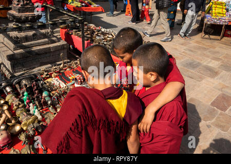 Nepal, Kathmandu, Swayambhunath Tempel, drei Mönche in Antike und moderne Reproduktion buddhistischen Artefakte auf der Suche nach Verkauf auf Abschaltdruck Stockfoto