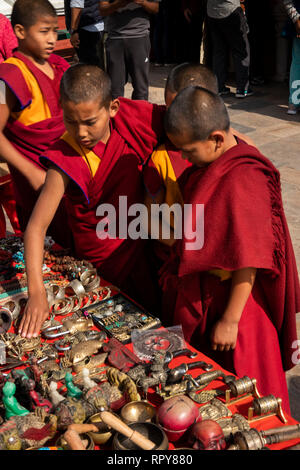 Nepal, Kathmandu, Swayambhunath Tempel, drei Mönche in Antike und moderne Reproduktion buddhistischen Artefakte auf der Suche nach Verkauf auf Abschaltdruck Stockfoto