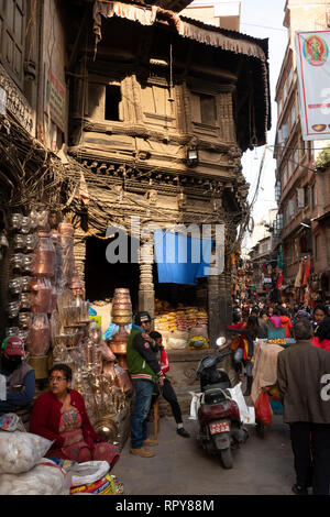 Nepal, Kathmandu, Stadtzentrum, Asan Tole, lokal hergestellte Hand geschlagen Kupfer und Messing poliert waren Shop durch alte Gebäude aus Holz Stockfoto