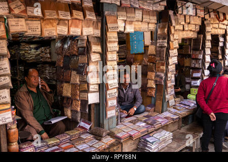 Nepal, Kathmandu, Stadtzentrum, Asan Tole, Händler, die in SPICE Geschäfte im alten Gebäude aus Holz Stockfoto