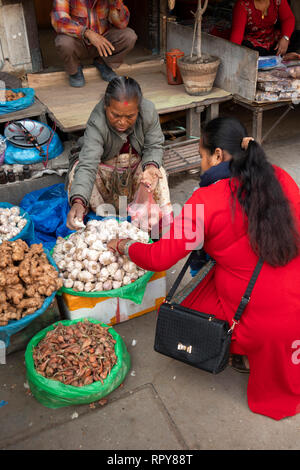 Nepal, Kathmandu, Stadtzentrum, Asan Tole, alte Nepalesische Frau, Verkauf von Knoblauch, Zwiebeln und Ingwer von der Straße Abschaltdruck Stockfoto