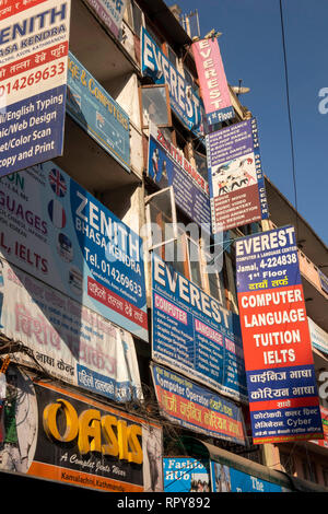 Nepal, Kathmandu, Stadtzentrum, Asan Tole, Siddhidas Marga, Werbeschilder Füllung vor Gebäude Stockfoto