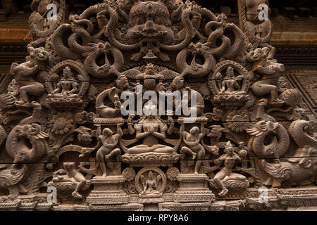 Nepal, Kathmandu, Stadtzentrum, jyatha Marg, Chhusya Bahal, alten geschnitzten torana oben Tempel Eingang, Detail der Carving Stockfoto