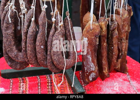 Lukanka ist eine Bulgarische Salami einzigartig zu bulgarischen Küche. Lukanka ist semi-getrocknet, hat eine Flache zylindrische Form, und bräunlich-roten Interieur Stockfoto